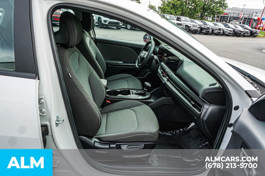 Used 2025 White Kia LXS image 22