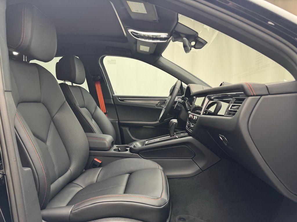 Thumbnail: 2025 Porsche Macan - 27