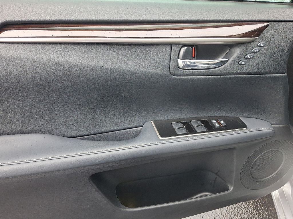 Thumbnail: 2018 Lexus ES - 13