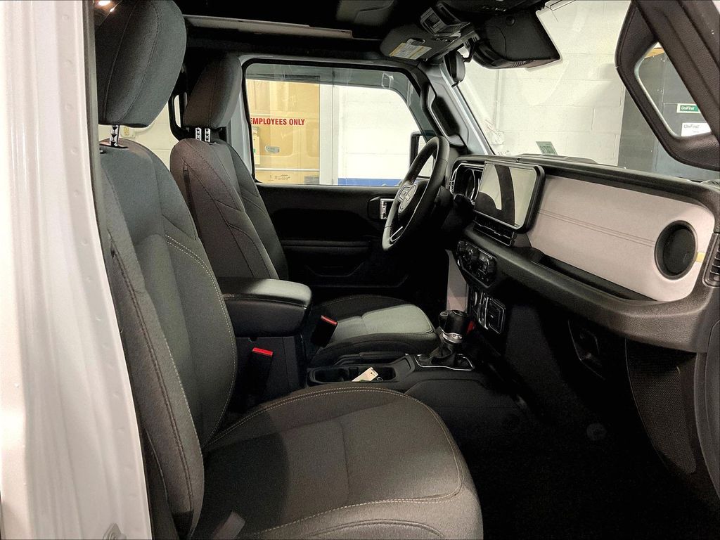 2024 Jeep Wrangler — photo 11