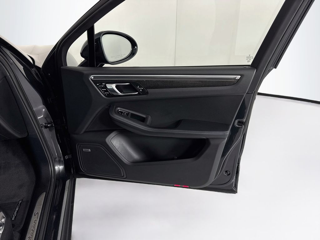 Thumbnail: 2023 Porsche Macan - 26