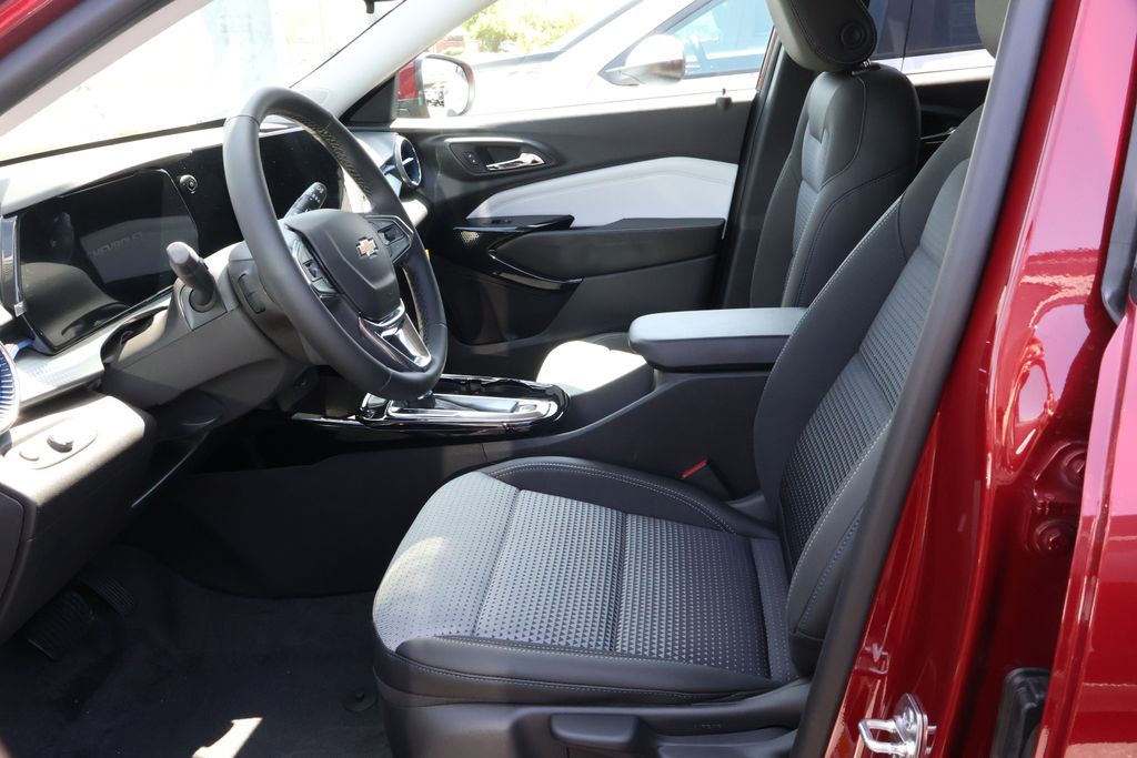 2025 Chevrolet Trax LT 14