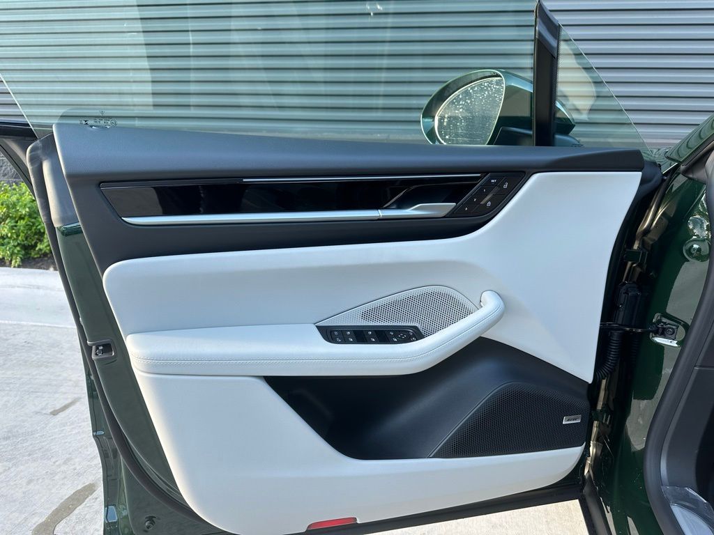 2024 Porsche Macan T 11