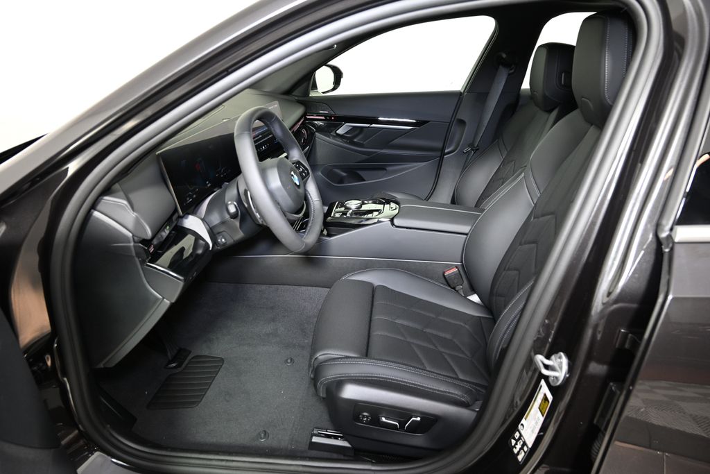 Thumbnail: 2025 BMW 5 Series - 14