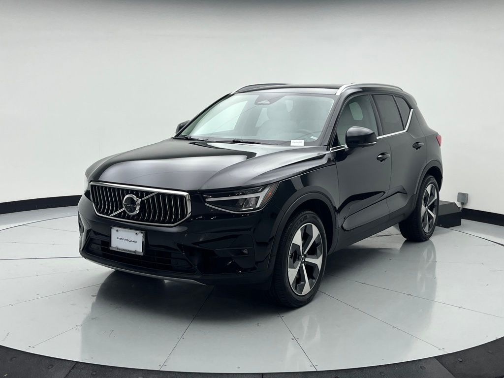 Thumbnail: 2023 Volvo XC40 - 1
