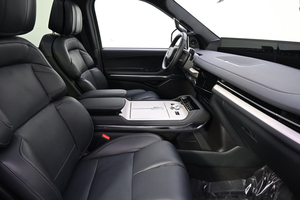 New 2025 White Lincoln Reserve image 16