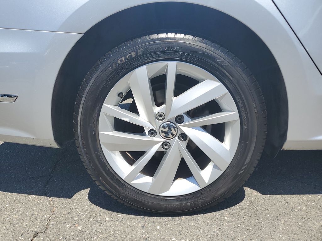 Used 2018 Reflex Silver Metallic Volkswagen 2.0T SE image 5