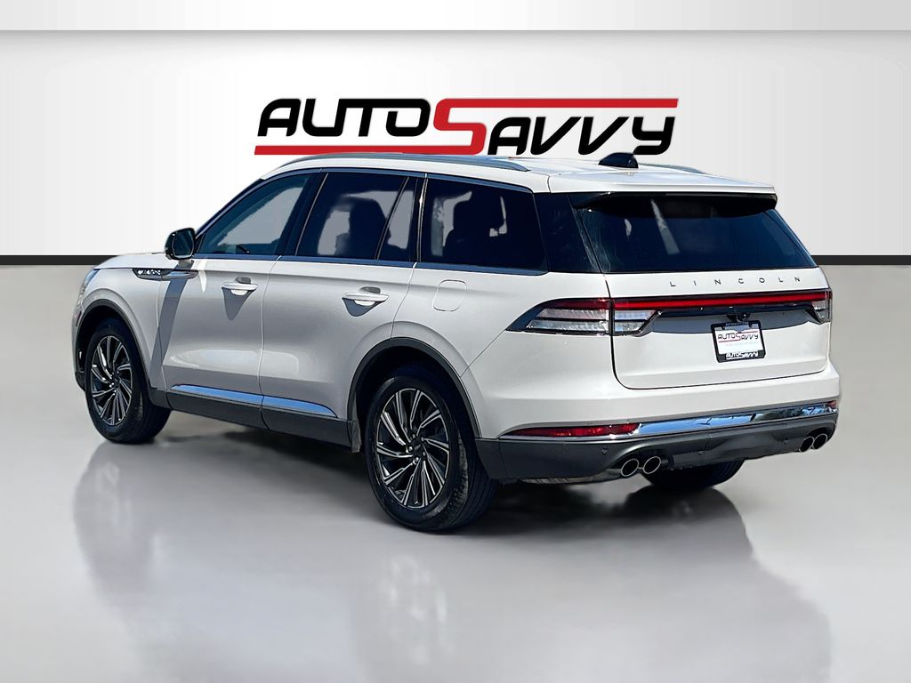 Used 2025 White Lincoln Premiere image 5