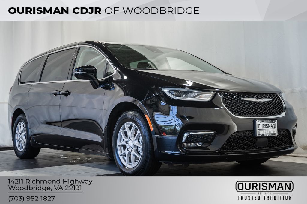 Diamond Black Crystal Pearlcoat 2024 Chrysler Pacifica Touring L FWD Minivan Front-Wheel Drive 9-Speed Automatic