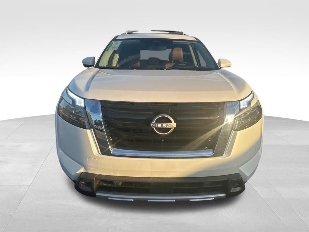 2025 Everest White Pearl Tricoat Nissan Pathfinder Platinum FWD SUV