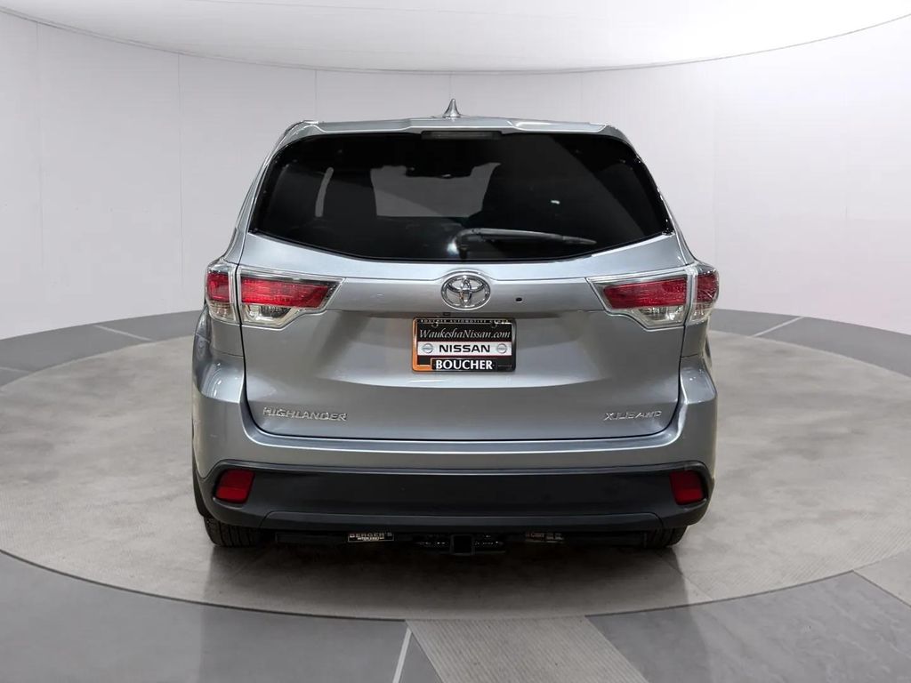 Used 2015 Silver Sky Metallic Toyota XLE V6 image 4