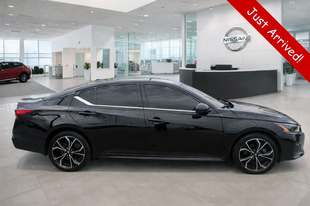 Super Black Clearcoat 2024 Nissan Altima 2.5 SR AWD Sedan All-Wheel Drive Continuously Variable Transmission