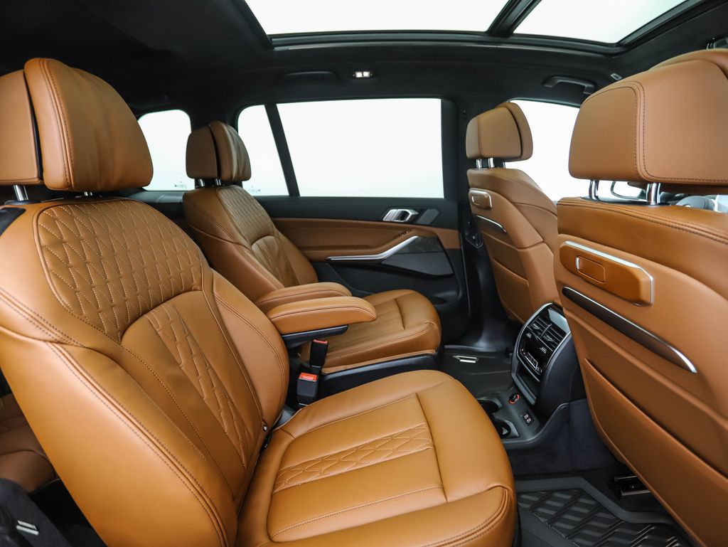 Thumbnail: 2026 BMW X7 - 32