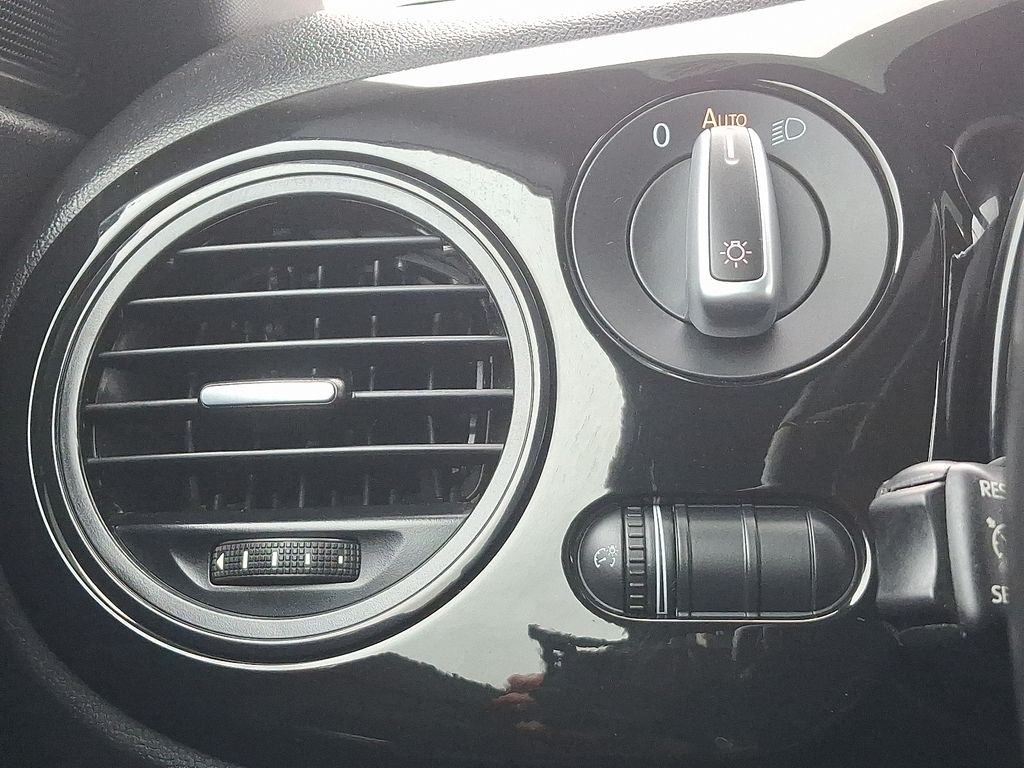 Thumbnail: 2018 Volkswagen Beetle - 22