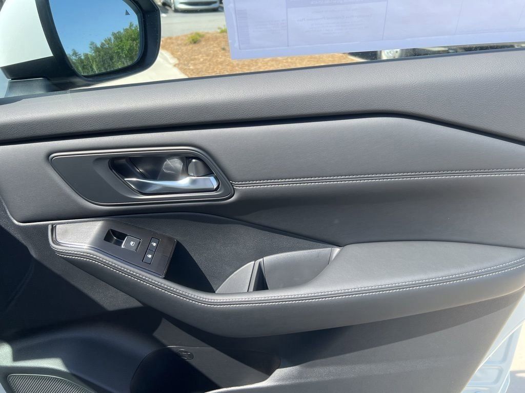 2025 Everest White Pearl Nissan Rogue SL FWD SUV