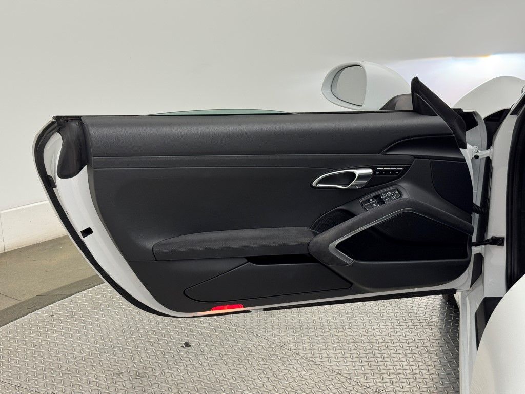 Thumbnail: 2019 Porsche 911 - 25