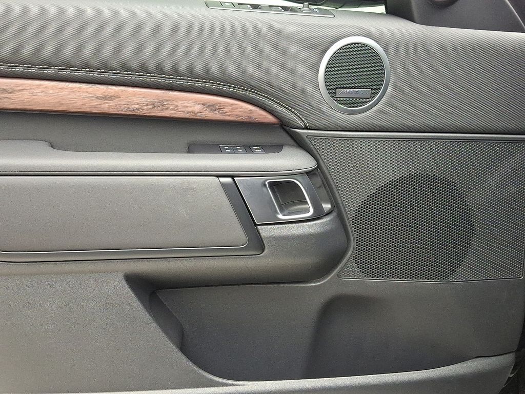 Thumbnail: 2024 Land Rover Discovery - 14