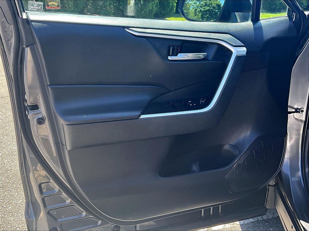 2021 Toyota RAV4 — photo 9