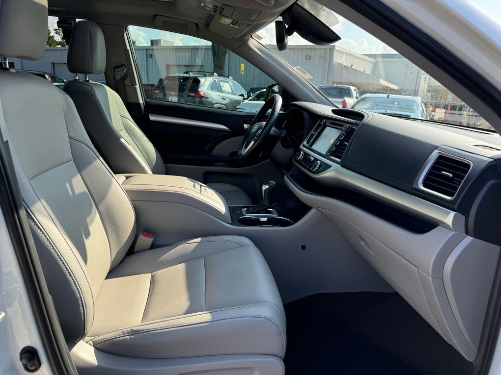 2019 Toyota Highlander Hybrid XLE 28