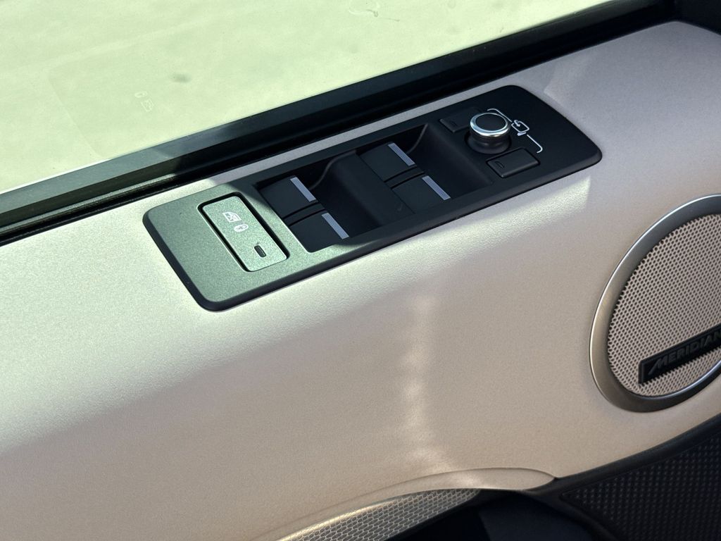 Thumbnail: 2020 Land Rover Discovery - 15