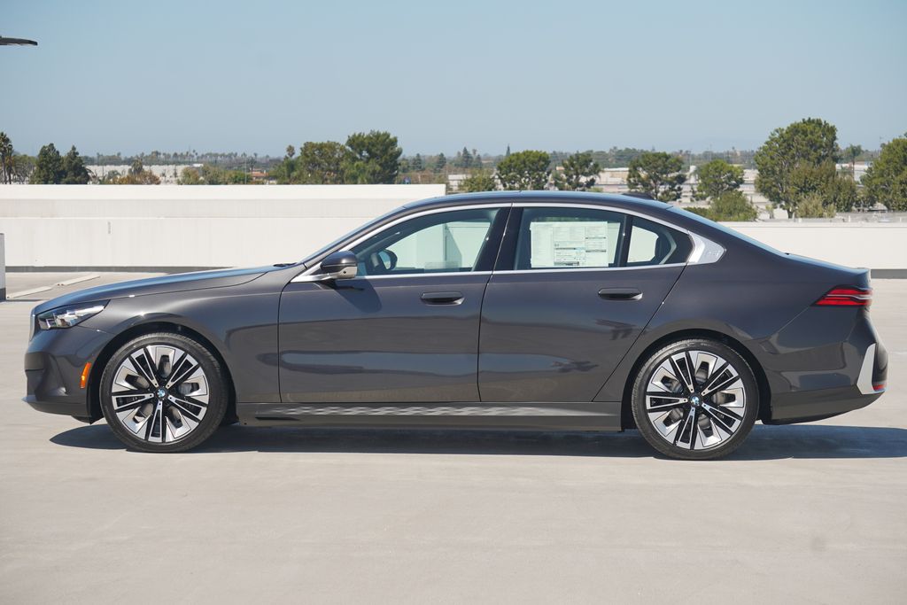 Thumbnail: 2026 BMW i5 - 4