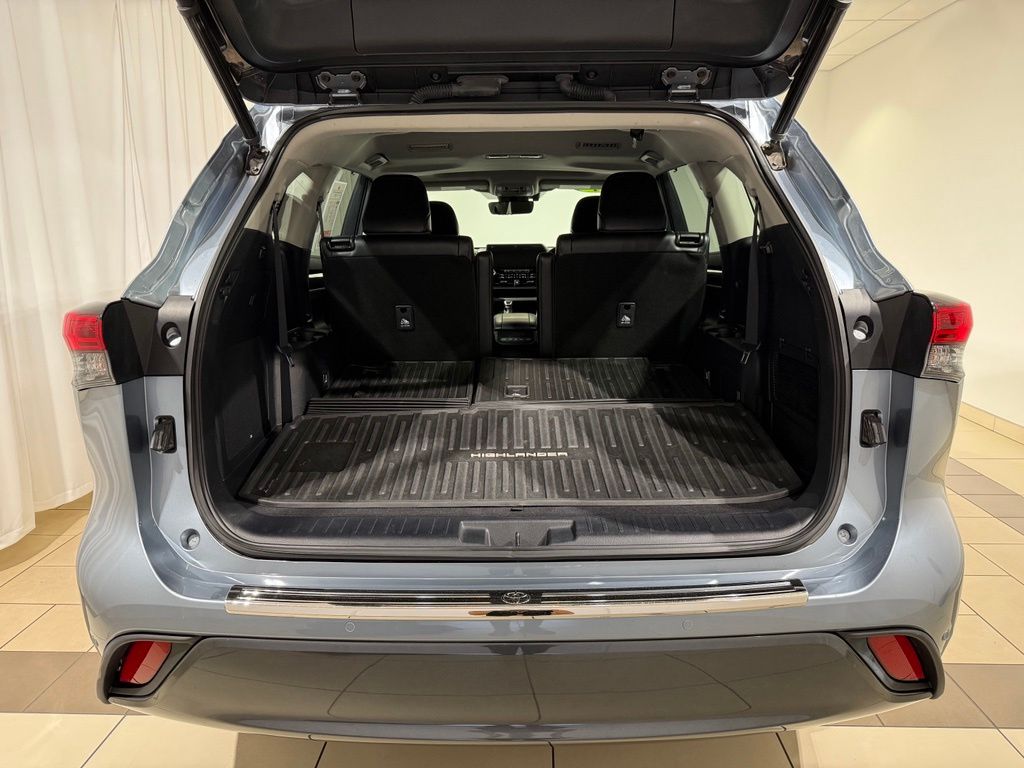 Thumbnail: 2021 Toyota Highlander - 12