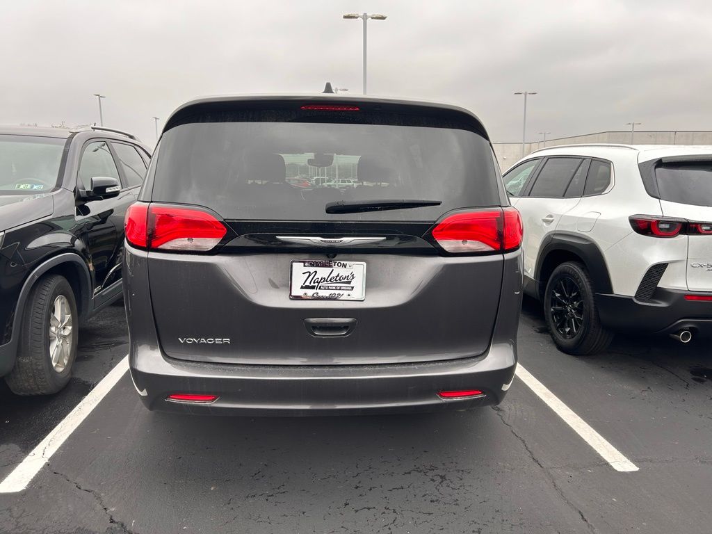 2023 Chrysler Voyager LX 4