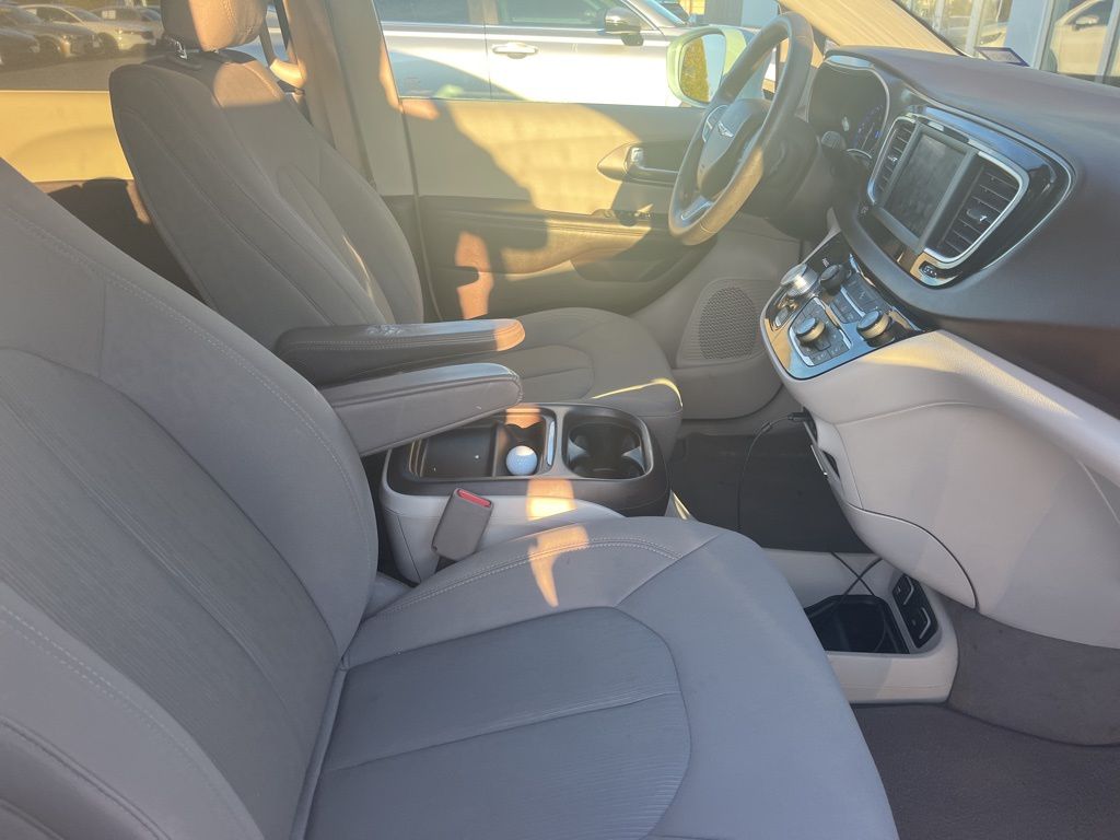 Thumbnail: 2018 Chrysler Pacifica - 4
