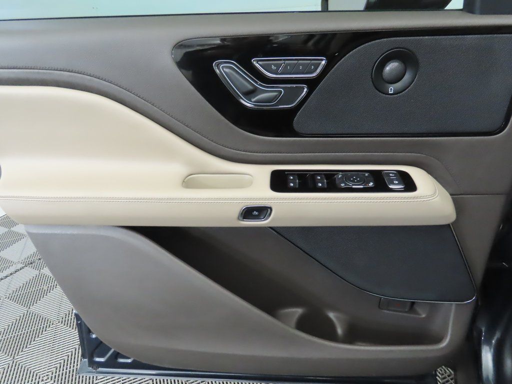 Thumbnail: 2022 Lincoln Aviator - 25