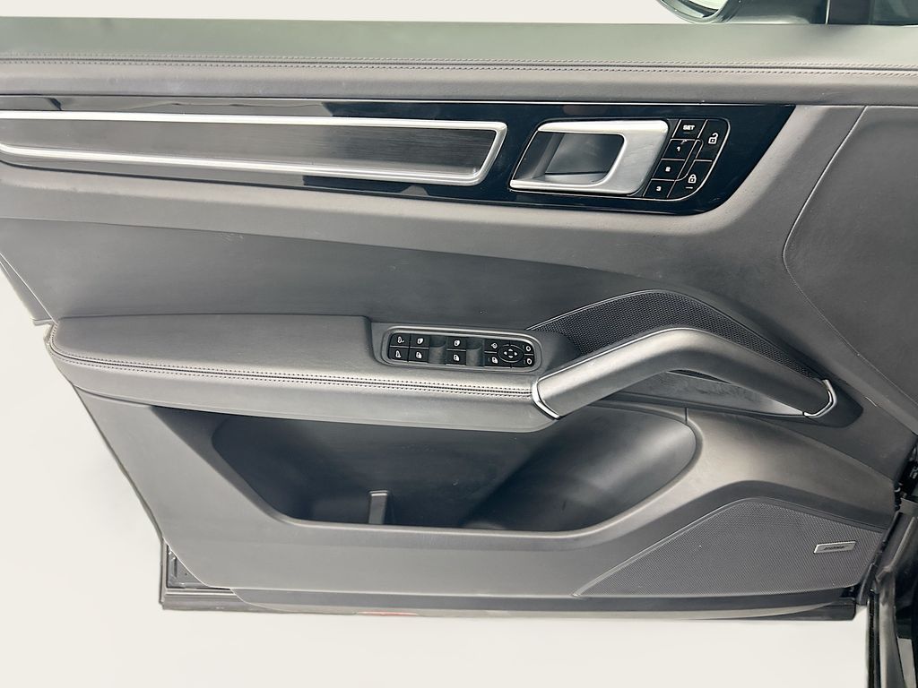 Thumbnail: 2021 Porsche Cayenne - 24