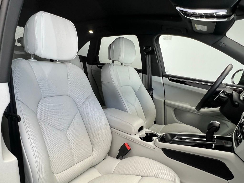 2025 Porsche Macan  18