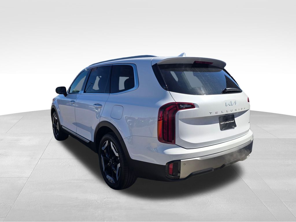 Used 2025 White Kia S image 3