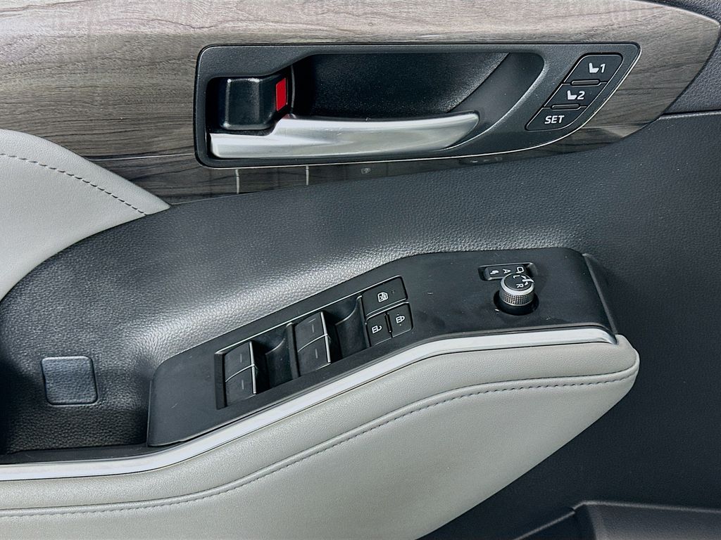 Thumbnail: 2023 Toyota Highlander - 17