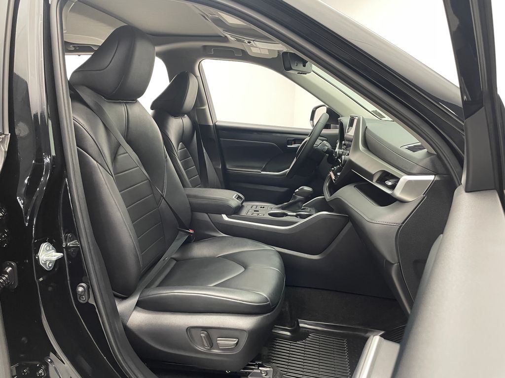 Thumbnail: 2024 Toyota Highlander - 18