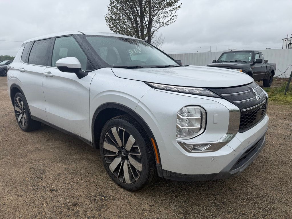 2025 Mitsubishi Outlander SE Silver at South Hills Kia