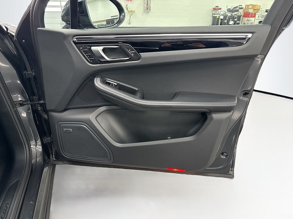 Thumbnail: 2025 Porsche Macan - 25