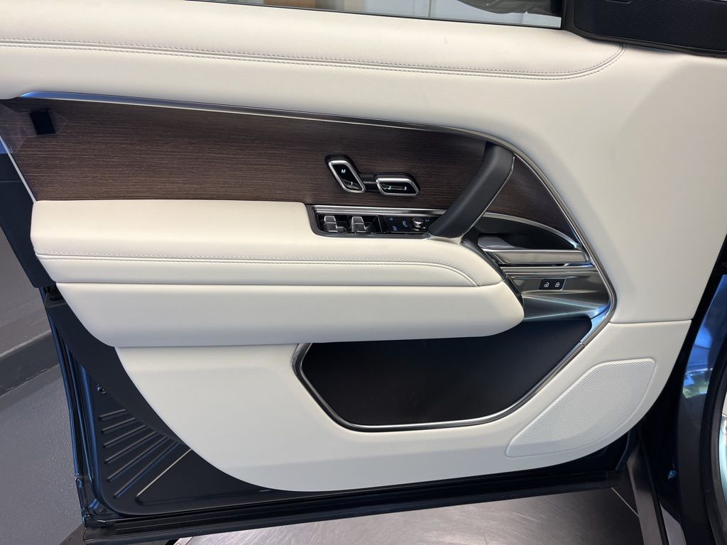 Thumbnail: 2025 Land Rover Range Rover - 11