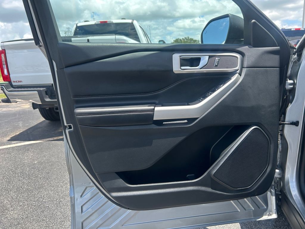 Used Car 2022 Ford Explorer  Xlt For Sale Under $30,000 In Floresville, Texas