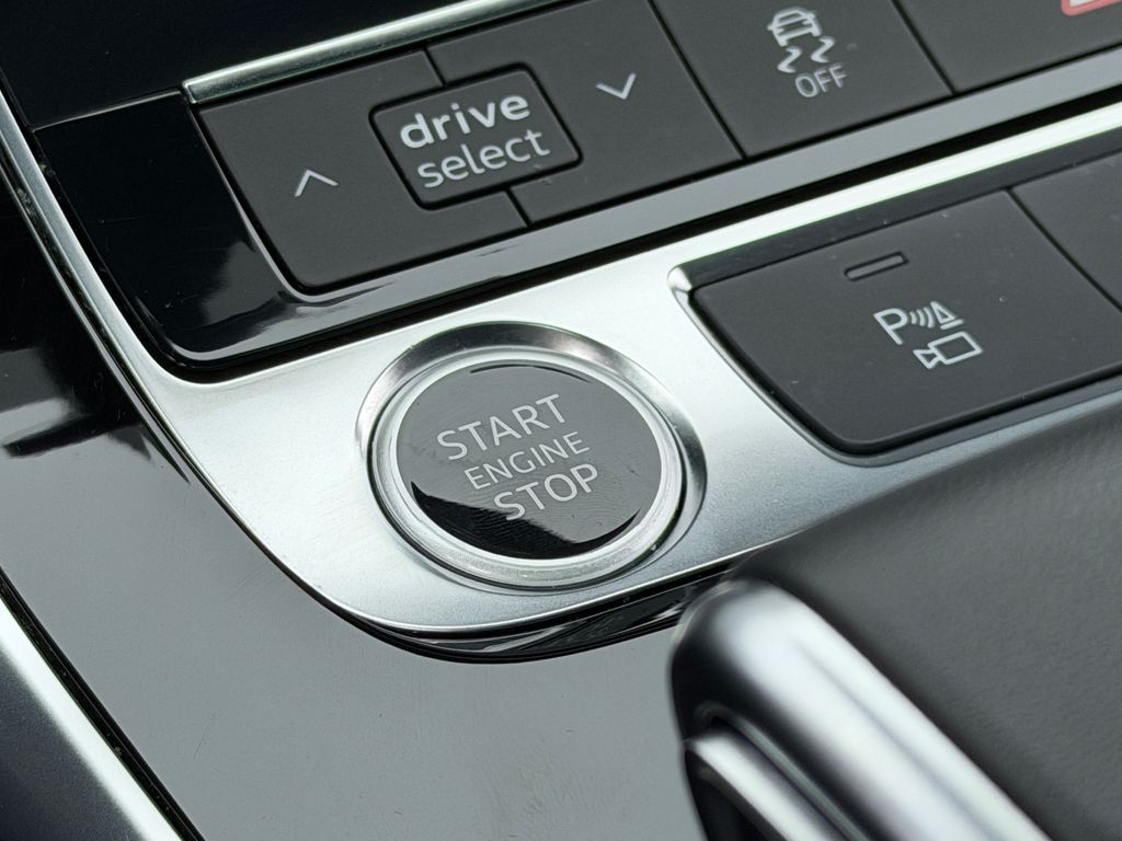 Thumbnail: 2023 Audi Q8 - 26