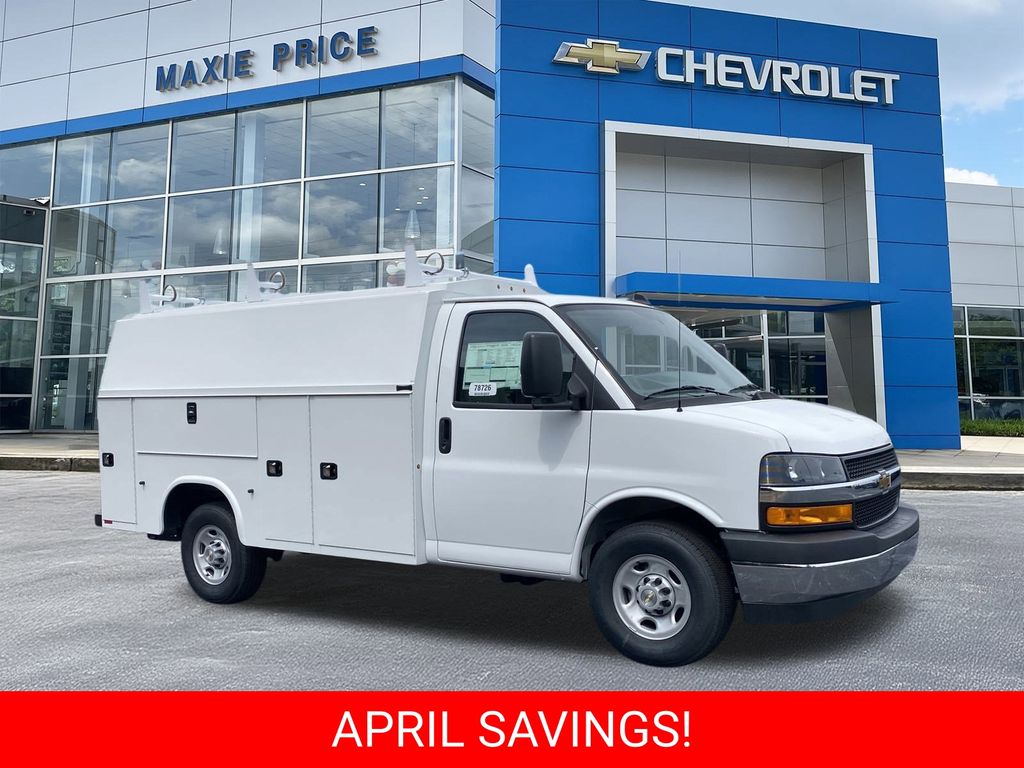 Summit White 2025 Chevrolet Express Chassis 3500 Cutaway 139 Van Rear-Wheel Drive 8-Speed Automatic