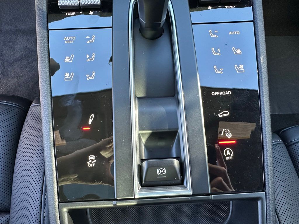 Thumbnail: 2026 Porsche Macan - 26