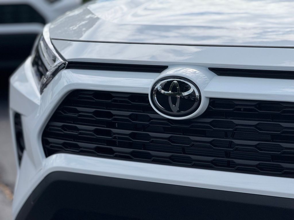 2025 Toyota RAV4 Hybrid LE photo 6