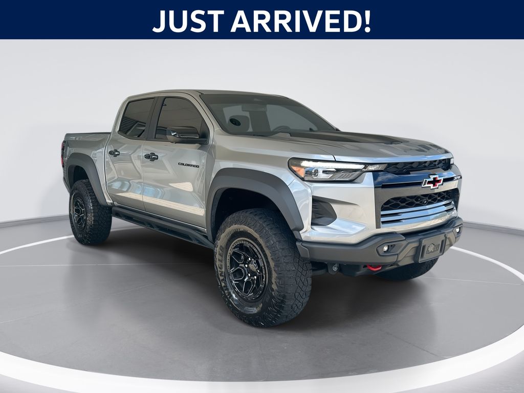 Sterling Gray Metallic 2024 Chevrolet Colorado Pickup Truck Four-Wheel Drive 8-Speed Automatic