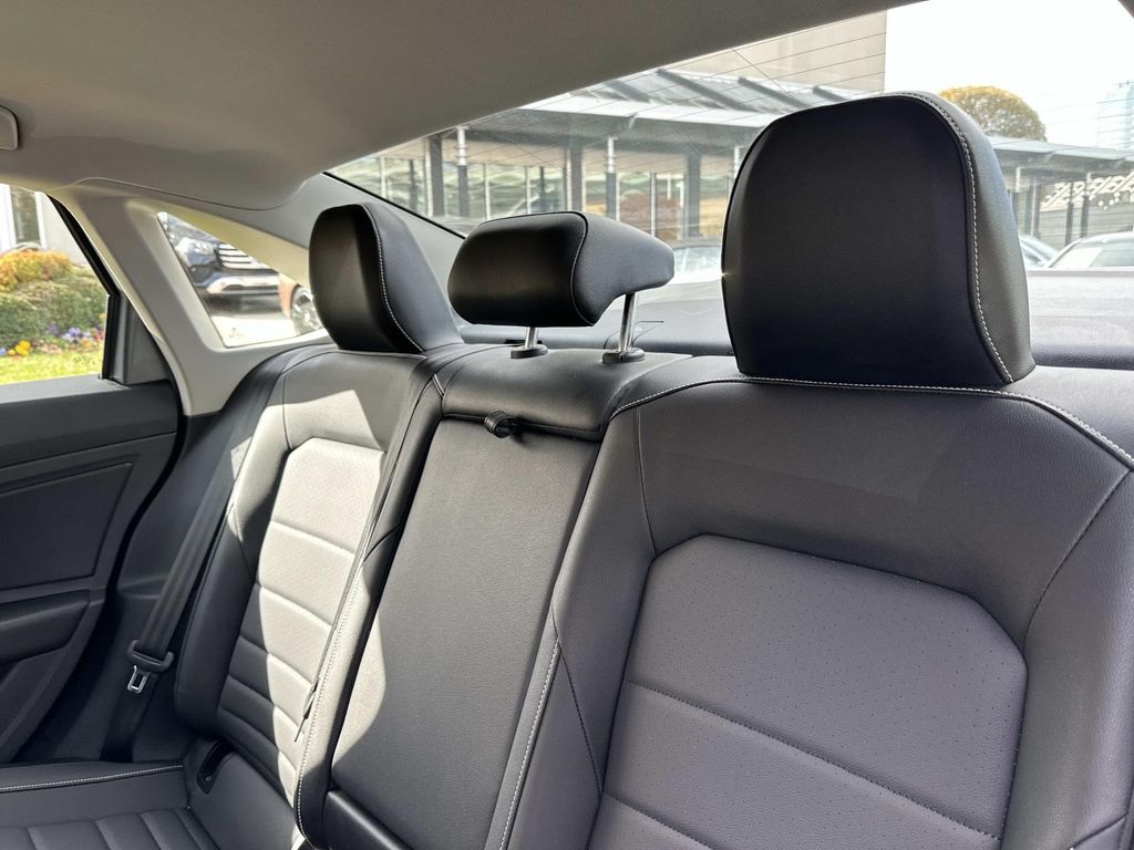 Thumbnail: 2022 Volkswagen Jetta - 31