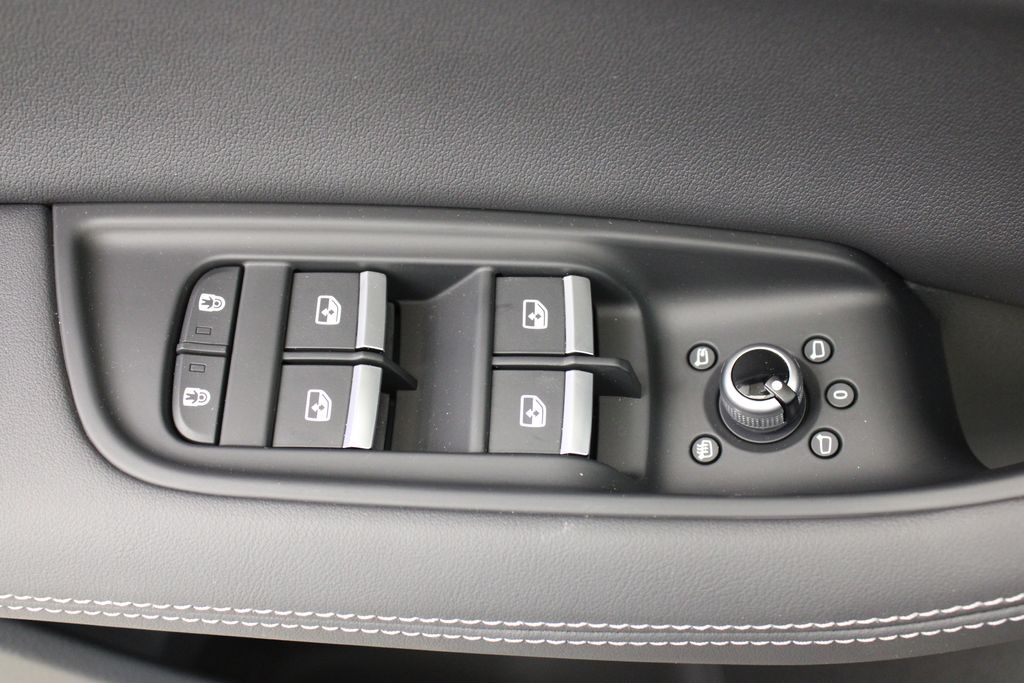 new 2025 Audi Q7 car, priced at $64,158