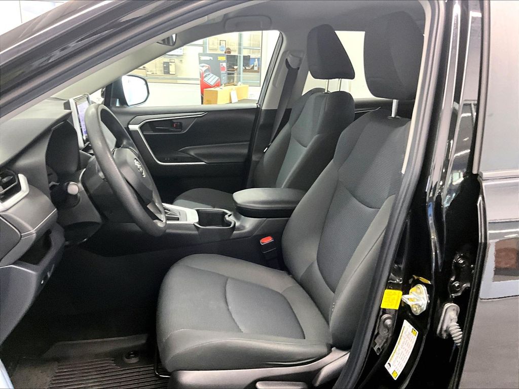 2023 Toyota RAV4 — photo 10