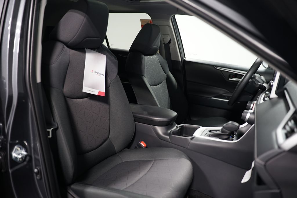 2025 Toyota RAV4 XLE 28