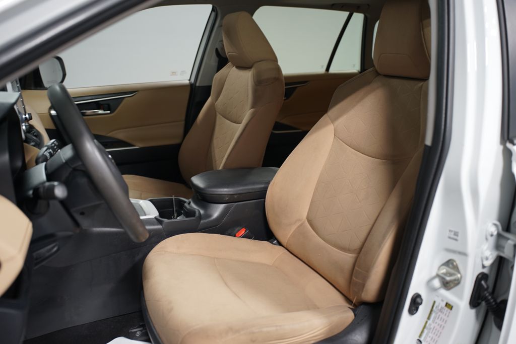 2020 Toyota RAV4 XLE 26
