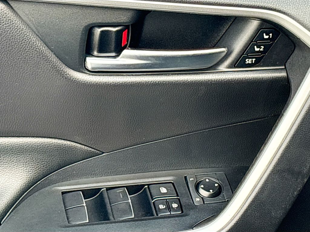 Thumbnail: 2021 Toyota RAV4 - 23