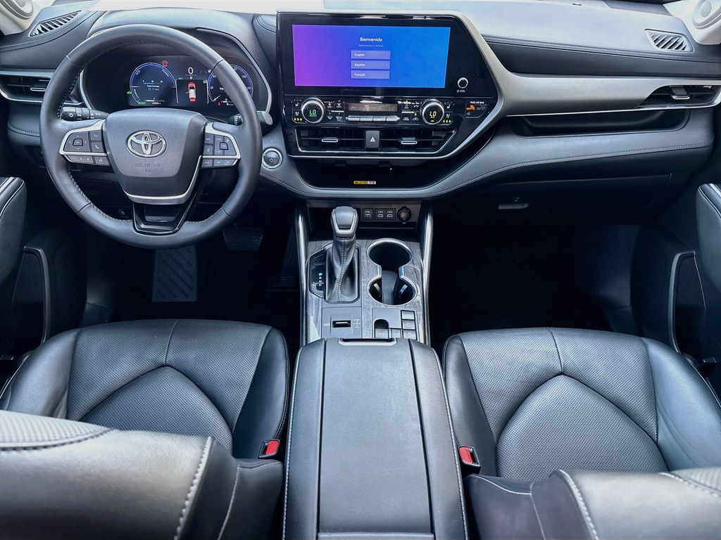 Thumbnail: 2023 Toyota Highlander - 13